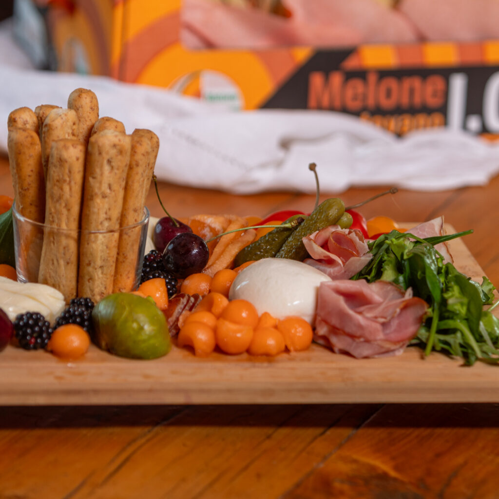 Tagliere estivo con melone grigliato, prosciutto e burrata